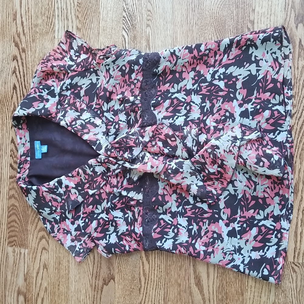 (6) très you Business Ruffle and Lace Accented Short Sleeve Button Up Blouse